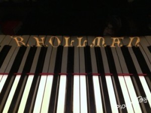 R.HOLLMAN PIANO